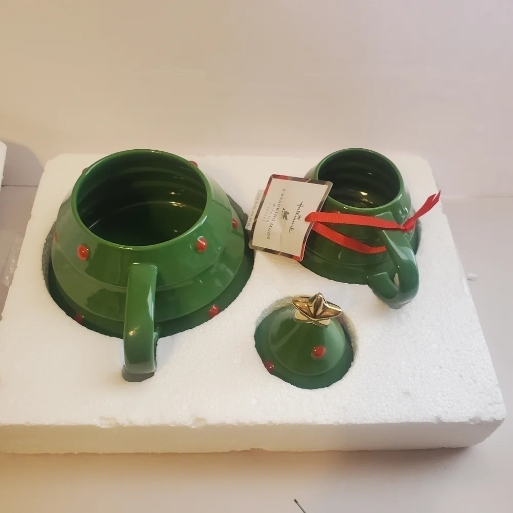 Hallmark  stacking mugs with lid.  NWT. Christmas tree.